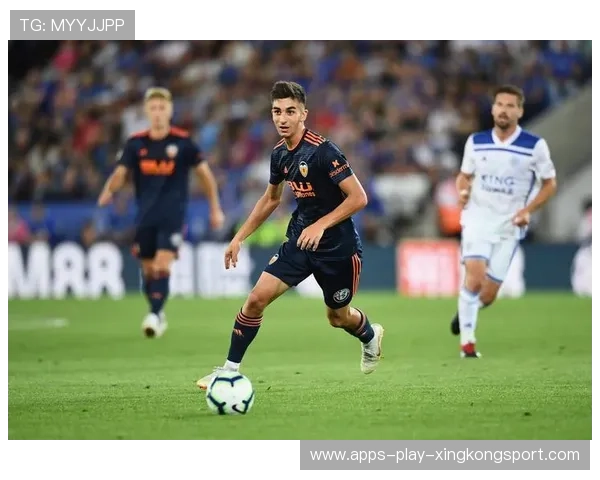 费兰托雷斯头球摆渡创造绝佳时机:演绎足球场上的完美配合